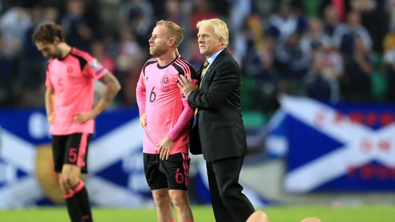 Scotland manager Gordon Strachan commiserates with Barry Bannan after the final whistle during the 2018 FIFA World Cup Qualifying Group F match v Slovenia