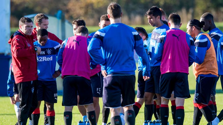 Murty speaks to the Rangers players on Friday 