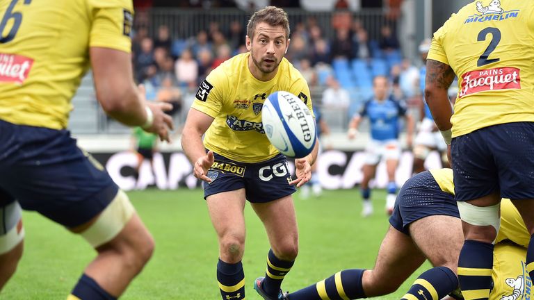 Greig Laidlaw (C) passes the ball for Clermont against Castres