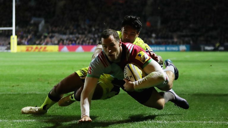 Tim Visser of Harlequins dives to his side's first try