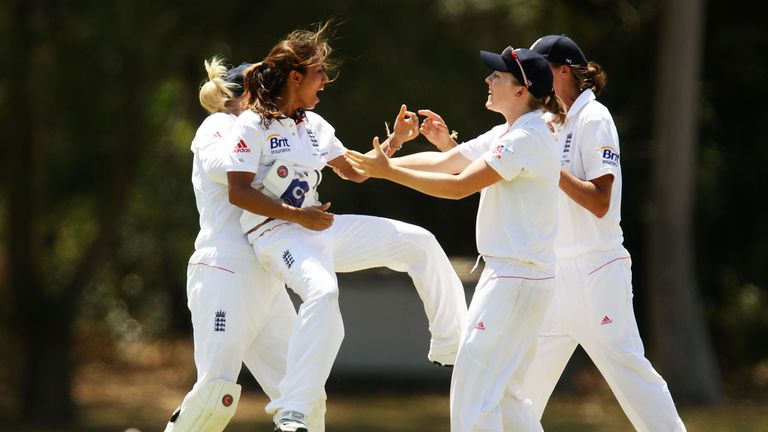 SYDNEY, AUSTRALIA - JANUARY 25:   Isa Guha of England is lifted by team mates after taking the wicket of Shelley Nitschke of Australia during day four of t