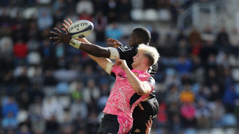 Jonny Hill disrupts the Montpellier lineout
