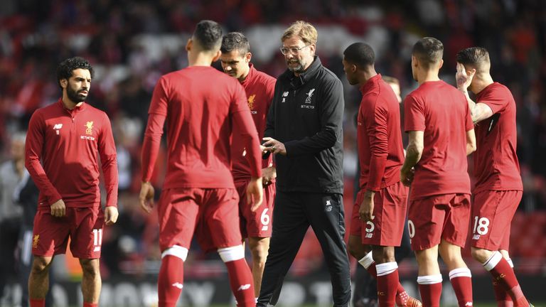 Liverpool's German manager Jurgen Klopp (C) chats with his players on the pitch ahead of the English Premier League football match between Liverpool and Ma