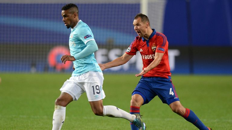 PSV Eindhoven's Dutch forward Jurgen Locadia (L) fights for the ball with CSKA Moscow's Russian defender Sergey Ignashevich during the UEFA Champions Leagu