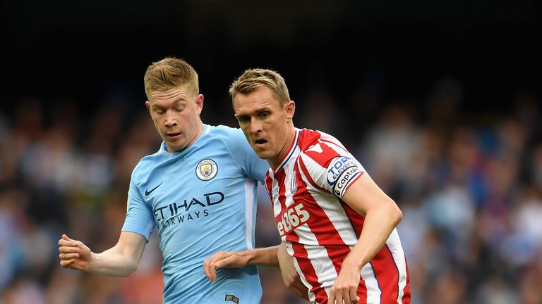 MANCHESTER, ENGLAND - OCTOBER 14: Kevin De Bruyne f Manchester City and Darren Fletcher of Stoke City battle for possession during the Premier League match