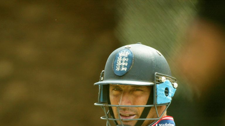 ADELAIDE - NOVEMBER 19:  Nasser Hussain during an England training session ahead of the second Ashes Test match against Australia