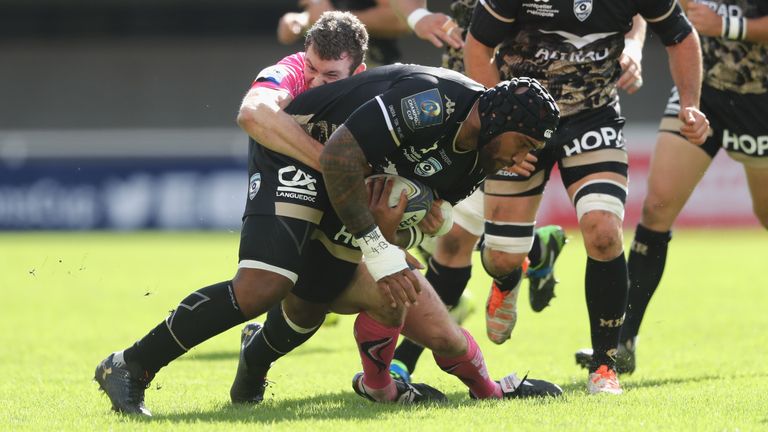 Nemani Nadolo  is tackled by Ian Whitten 