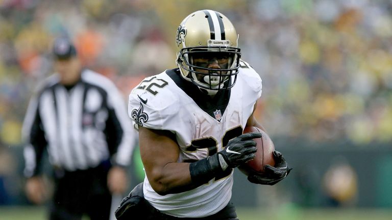 GREEN BAY, WI - OCTOBER 22:  Mark Ingram #22 of the New Orleans Saints runs with the ball in the second quarter against the Green Bay Packers at Lambeau Fi