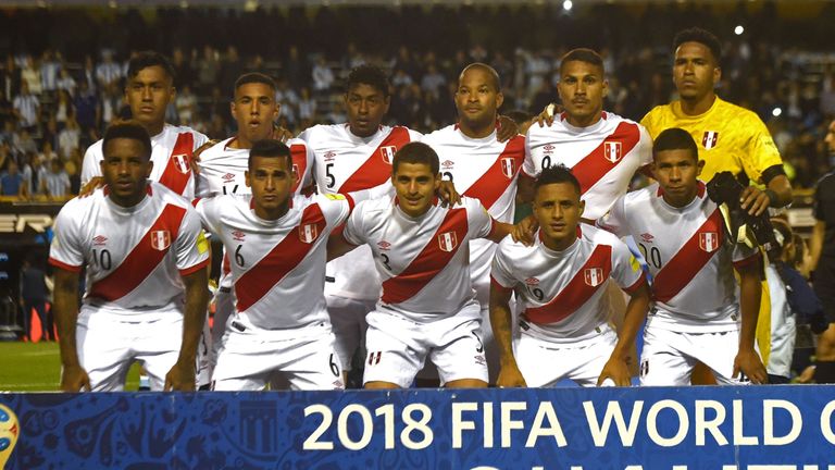 Players of Peru pose for pictures before the start of the 2018 World Cup qualifier football match against Argentina in Buenos Aires on October 5, 2017. / A