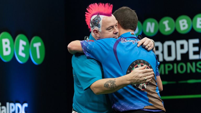 Peter Wright beat Johnny Clayton to continue his European Championship run