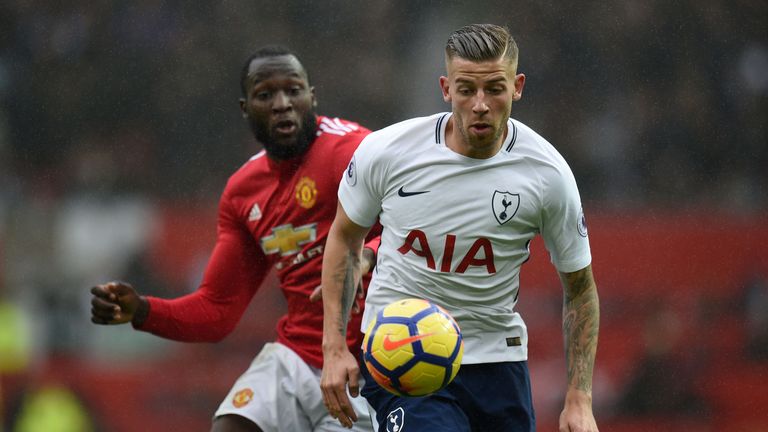 Manchester United's Belgian striker Romelu Lukaku (L) vies with Tottenham Hotspur's Belgian defender Toby Alderweireld during the English Premier League fo