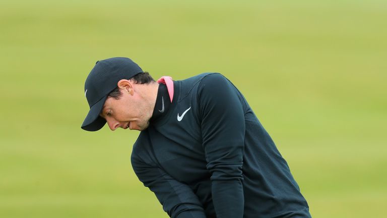 ST ANDREWS, SCOTLAND - OCTOBER 08:  Rory McIlroy of Northern Ireland plays his second shot on the 16th during the final round of the 2017 Alfred Dunhill Ch