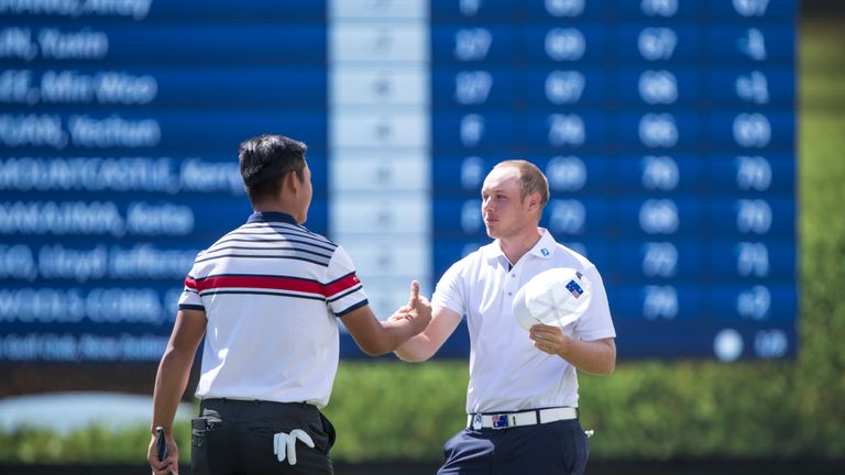 Shae Wools-Cobb of Australia, right shakes hands with Lin Yuxin of China after completing round 3 of the 2017 Asia-Pacific Amateur Championship (AAC) at Ro