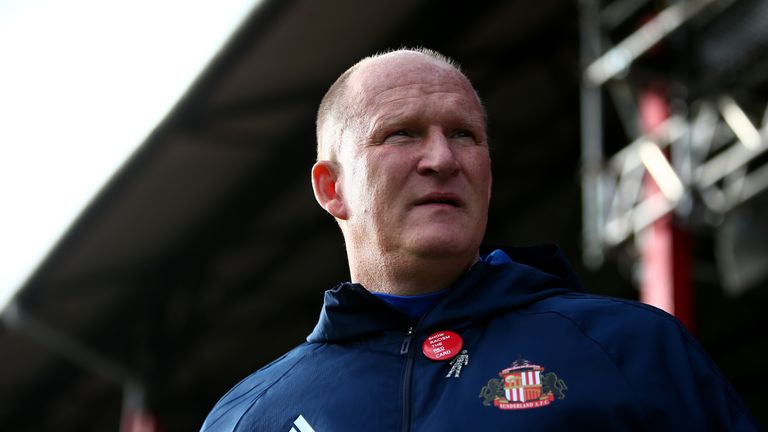 BRENTFORD, ENGLAND - OCTOBER 21:  Simon Grayson, manager of Sunderland looks on during the Sky Bet Championship match between Brentford and Sunderland at G