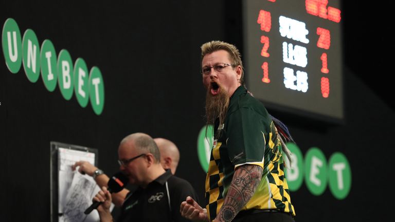 UNIBET WORLD GRAND PRIX 2017.CITY WEST HOTEL,DUBLIN,IRELAND.PIC;LAWRENCE LUSTIG.QUARTER FINAL.Simon Whitlock v Benito van de Pas.SIMON WHITLOCK IN ACTION