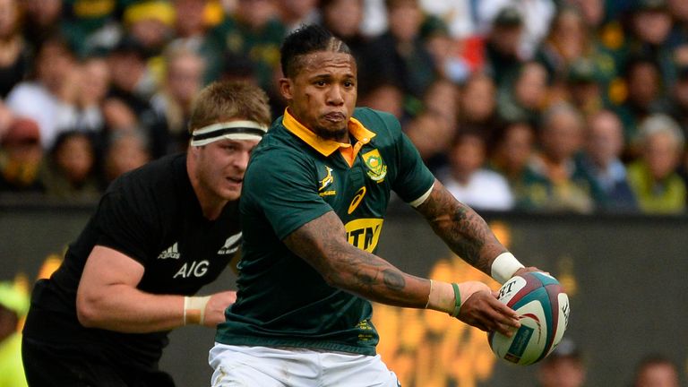  Elton Jantjies runs with the ball against New Zealand in Cape Town