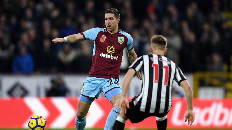 Stephen Ward takes on Matt Ritchie in the opening exchanges