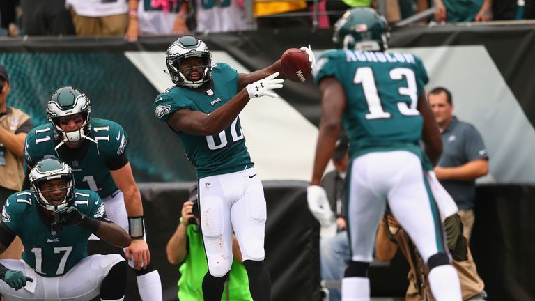 PHILADELPHIA, PA - OCTOBER 08:  Torrey Smith #82 of the Philadelphia Eagles celebrates a touchdown against the Arizona Cardinals with teammates Nelson Agho