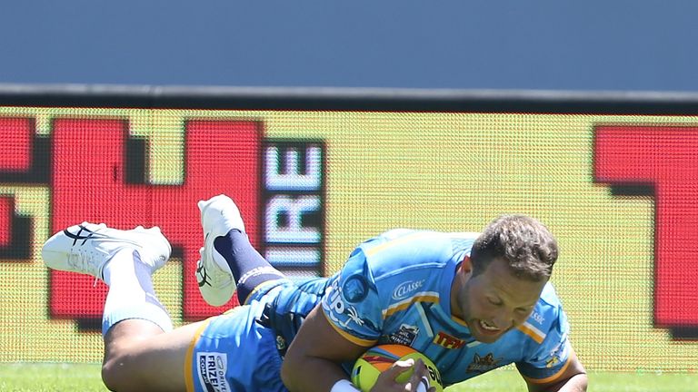 Tyrone Roberts of the Titans scores in the Downer NRL Auckland Rugby League Nines match against the Broncos, Eden Park, Auckland, February 04, 2017. 