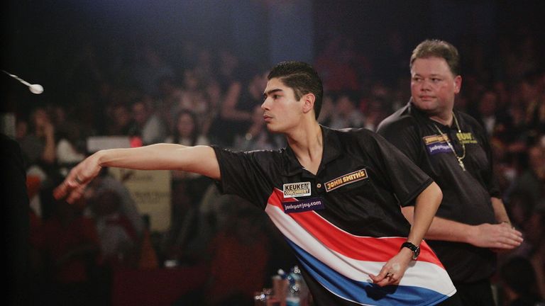 FRIMLEY GREEN, UNITED KINGDOM - JANUARY 15:  Jelle Klaasen of Netherlands throws against Raymond Van Barneveld of Netherlands during the final of the BDO W