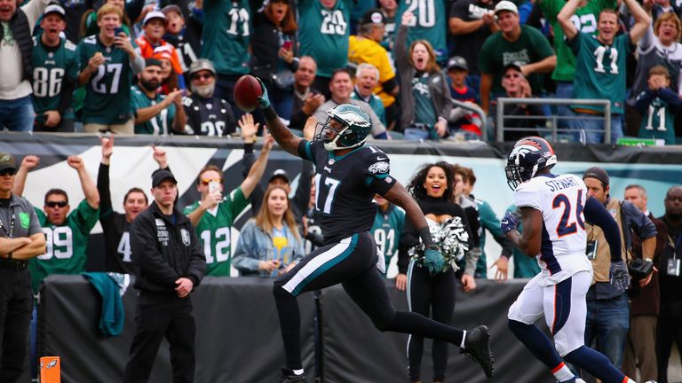 PHILADELPHIA, PA - NOVEMBER 05:  Wide receiver Alshon Jeffery #17 of the Philadelphia Eagles runs in a touchdown against free safety Darian Stewart #26 of 