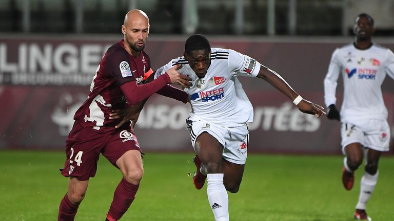 Amiens' French forward Harrison Manzala (R) vies with Metz's French midfielder Renaud Cohade during the French L1 football match Metz (FC Metz) vs Amiens o