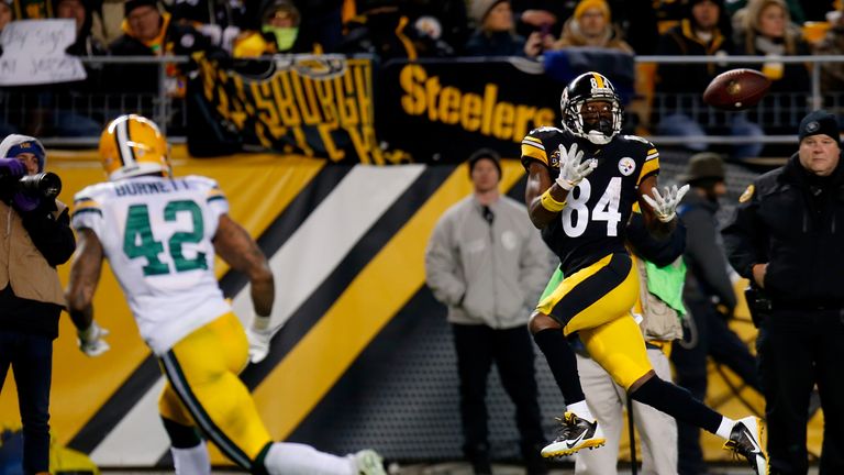 PITTSBURGH, PA - NOVEMBER 26: Antonio Brown #84 of the Pittsburgh Steelers catches a pass for a 33 yard touchdown in the fourth quarter during the game at 