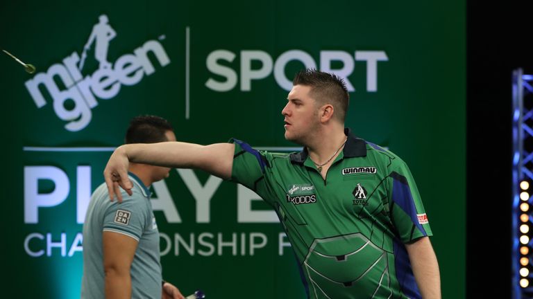 MR GREEN PLAYERS CHAMPIONSHIPS 2017.BUTLINS RESORT,.MINEHEAD.PIC;LAWRENCE LUSTIG.Daryl Gurney v Jeffrey de Zwaan.DARYL GURNEY IN ACTION