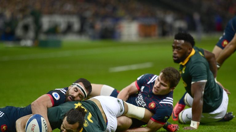 South Africa's wing Dillyn Leyds (C) scores a try during the friendly rugby union international Test match between France and South Africa's Springboks at 