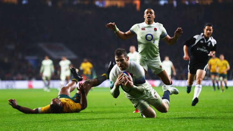 LONDON, ENGLAND - NOVEMBER 18:  Elliot Daly of England scores his teams first try during the Old Mutual Wealth Series match between England and Australia a