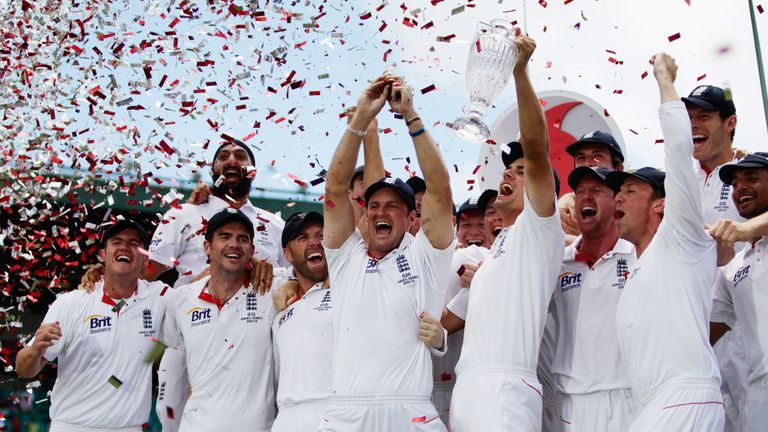 The England team celebrate after winning the fifth Ashes cricket Test against Australia at the Sydney Cricket Ground on January 7, 2011