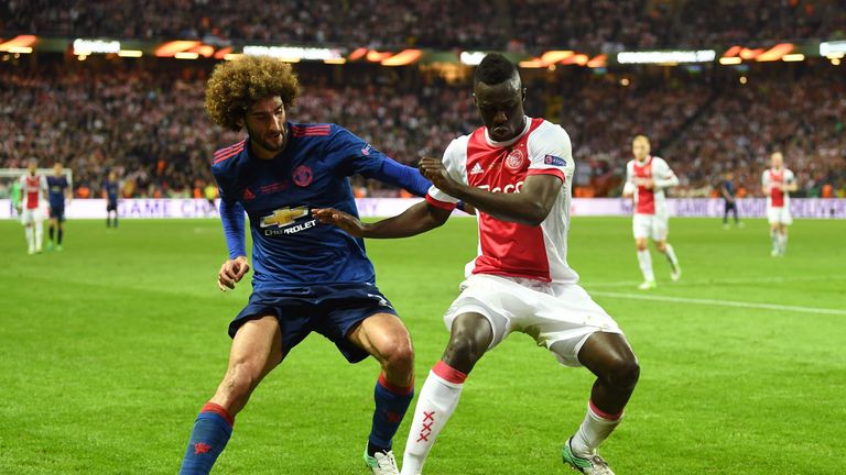 Estocolmo, Suecia - 24 de mayo: Maroon Fellaini de Manchester United y Devinson Sanchez de Ajax compiten por el balón durante la final de la Liga Europea de la UEFA.