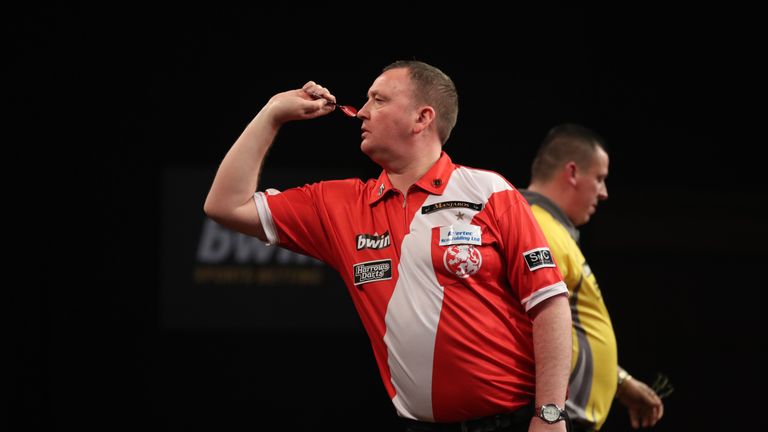 BWIN GRAND SLAM OF DARTS 2017.CIVIC HALL,.WOLVERHAMPTON.PIC;LAWRENCE LUSTIG.ROUND2.Glen Durrant v Dave Chisnall.GLEN DURRANT IN ACTION