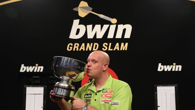 BWIN GRAND SLAM OF DARTS 2017.CIVIC HALL,.WOLVERHAMPTON.PIC;LAWRENCE LUSTIG.FINAL.MICHAEL VAN GERWEN V PETER WRIGHT.MICHAEL VAN GERWEN WINS