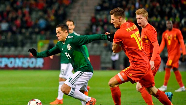 Mexico's Javier Hernandez (L) fights for the ball with Belgium's Thomas Meunier 