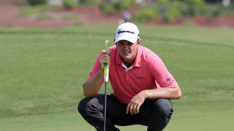 Justin Rose of England ponders a shot during the first round of the DP World Tour Championship at Jumeirah Golf Estates in Dubai on November 16, 2017. / AF