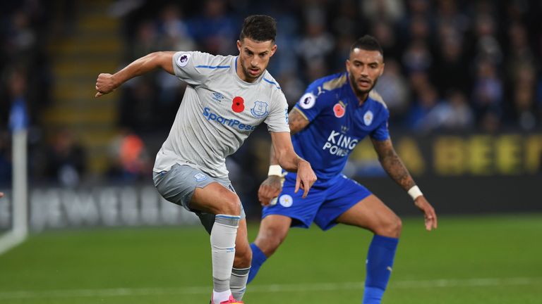 Everton's Belgian striker Kevin Mirallas (L) vies with Leicester City's Algerian midfielder Riyad Mahrez during the English Premier League football match b