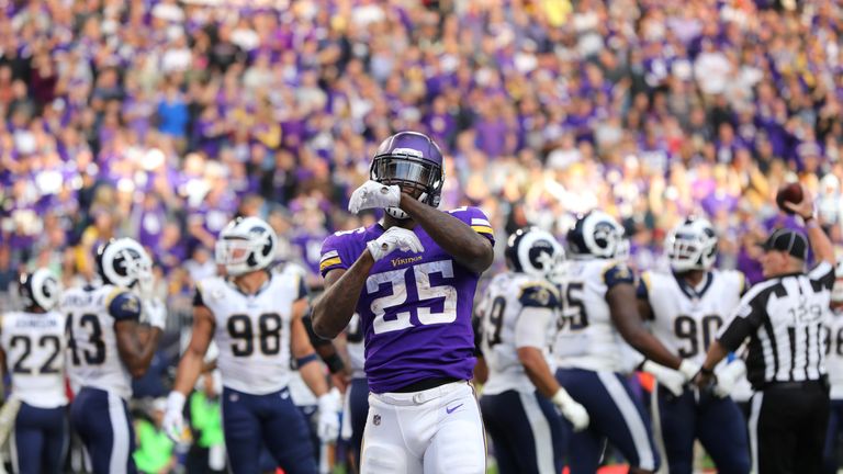 MINNEAPOLIS, MN - NOVEMBER 19: Latavius Murray #25 of the Minnesota Vikings celebrates after scoring a two yard rushing touchdown in the fourth quarter of 