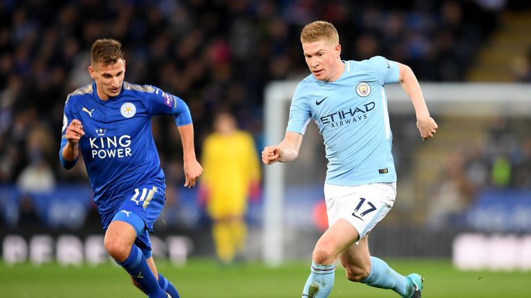 LEICESTER, ENGLAND - NOVEMBER 18:  Kevin De Bruyne of Manchester City and Vicente Iborra of Leicester City compete for the ball  during the Premier League 