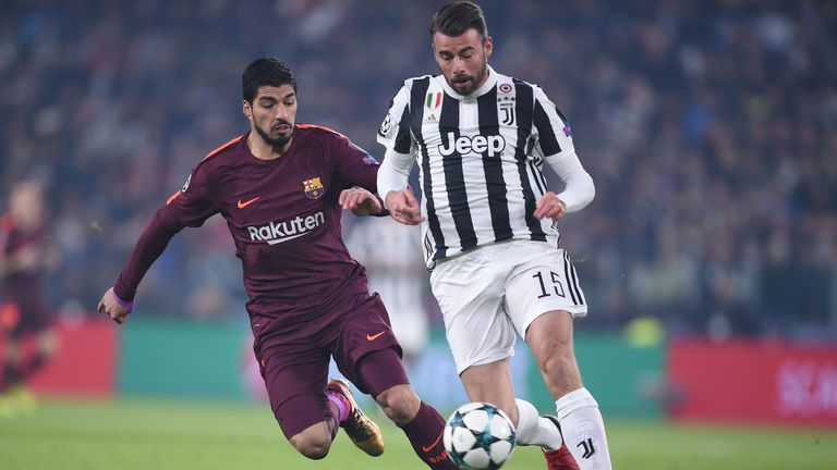 Juventus' Andrea Barzagli (R) vies with Barcelona's Luis Suarez