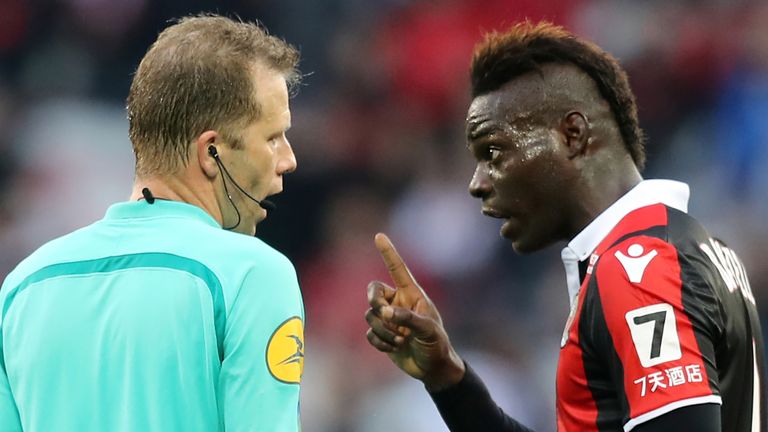 Nice's Italian forward Mario Balotelli (R) reacts after receiving a red card by French referee Olivier Thual (L), during the French L1 football match betwe