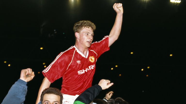 MANCHESTER, UNITED KINGDOM - APRIL 11:  Manchester United striker Mark Robins is chairlifted by fans after scoring the winning goal in the 1990 FA Cup Semi