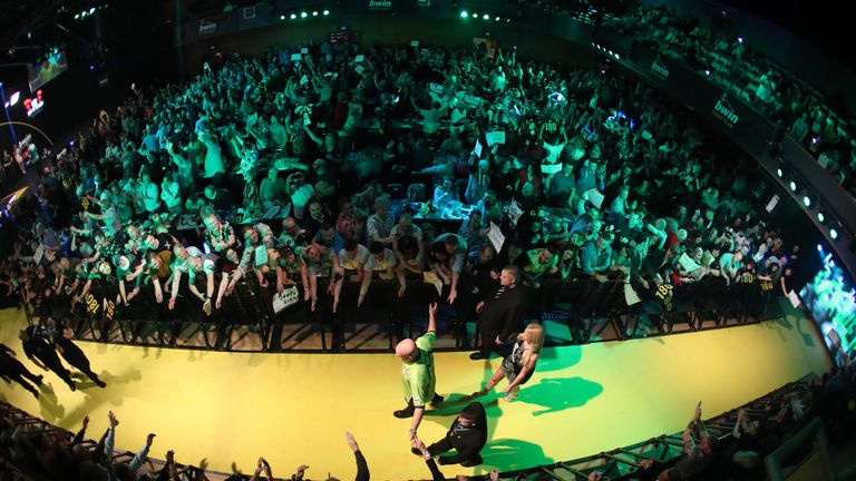 BWIN GRAND SLAM OF DARTS 2017.CIVIC HALL,.WOLVERHAMPTON.PIC;LAWRENCE LUSTIG.ROUND2.MICHAEL VAN GERWEN V STEVE LENNON.MICHAEL VAN GERWEN IN ACTION