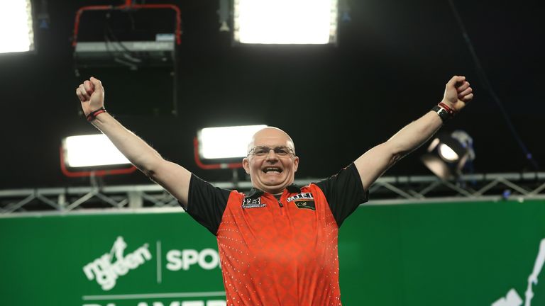 MR GREEN PLAYERS CHAMPIONSHIPS 2017.BUTLINS RESORT,.MINEHEAD.PIC;LAWRENCE LUSTIG.Gary Anderson v Mickey Mansell.MICKEY MANSELL IN ACTION