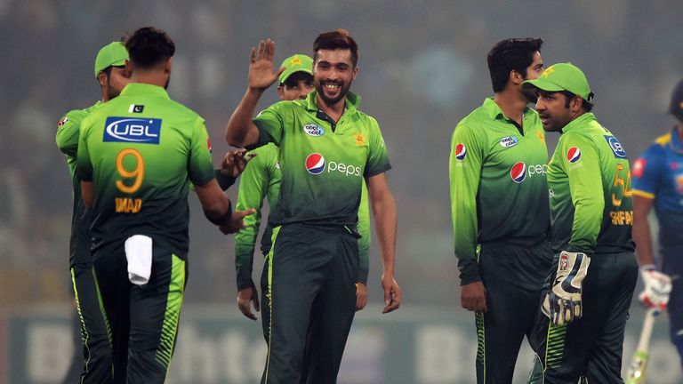 Pakistani bowler Mohammad Amir (C) celebrates with teammates after dismissing Sri Lankan batsman Dilshan Munaweera during the third and final T20 cricket m