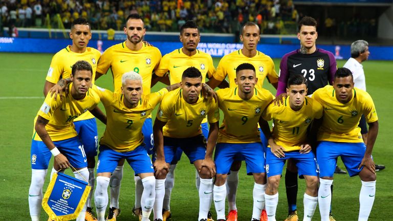 SAO PAULO, BRAZIL - OCTOBER 10: Players of Brazil pose for the official photo before  the match between Brazil and Chile for the 2018 FIFA World Cup Russia