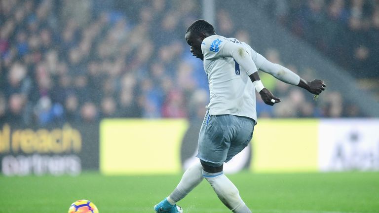 Oumar Niasse of Everton scores his side's second goal to make it 2-2