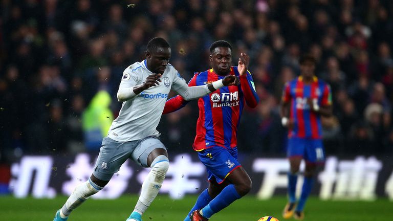 Oumar Niasse of Everton and Jeffrey Schlupp of Crystal Palace compete for the ball during the Premier League match 