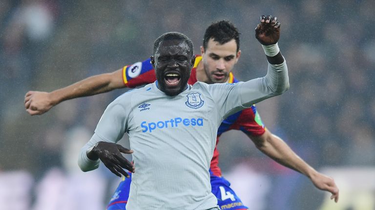 LONDON, ENGLAND - NOVEMBER 18:  Oumar Niasse of Everton is closed down by Luka Milivojevic of Crystal Palace during the Premier League match between Crysta