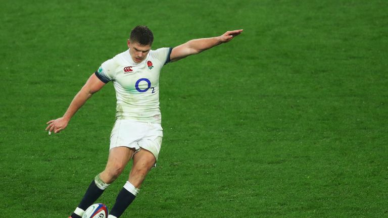 LONDON, ENGLAND - NOVEMBER 18:  Owen Farrell of England kicks the ball during the Old Mutual Wealth Series match between England and Australia at Twickenha